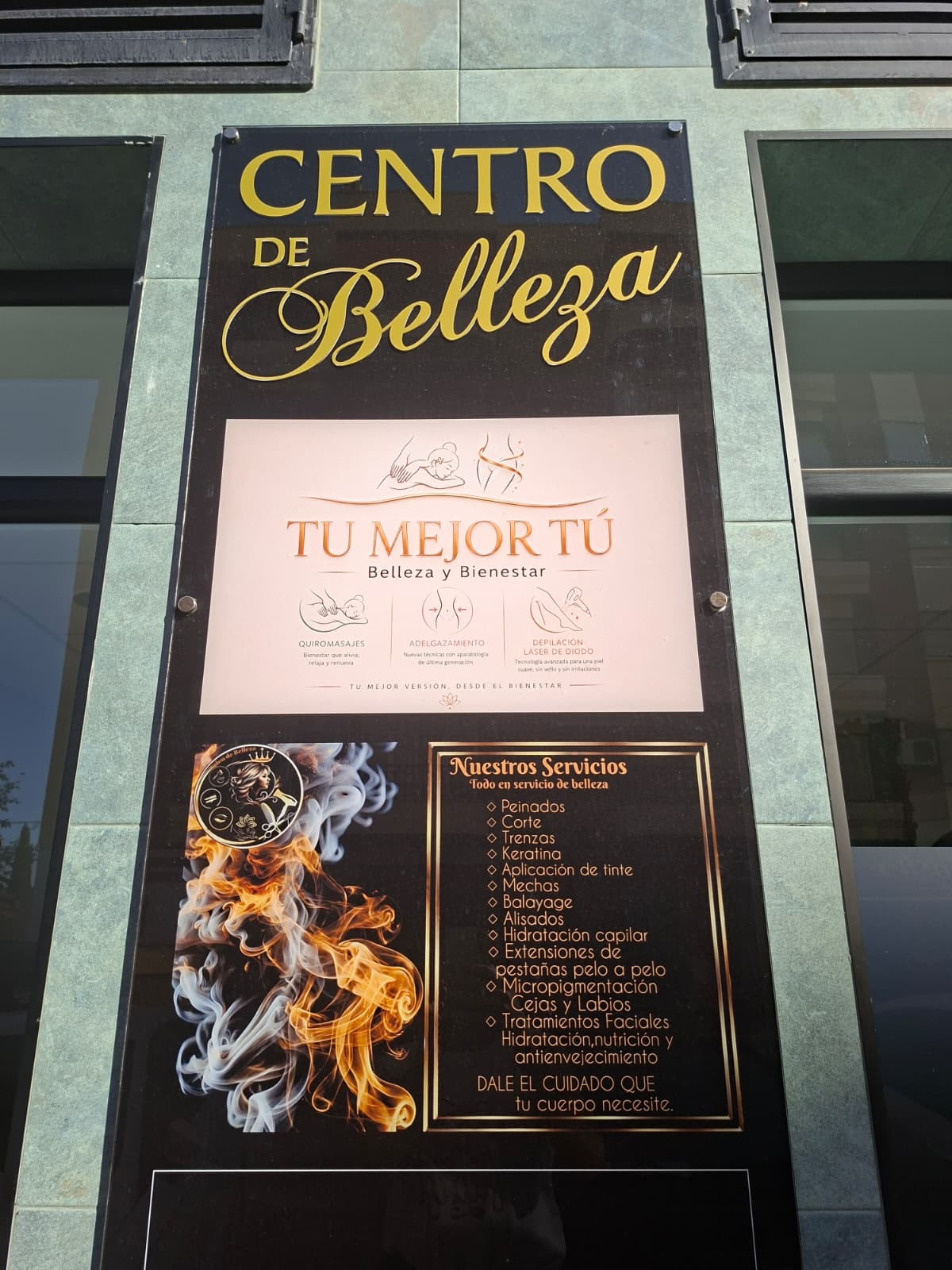 Cartel exterior del Centro de Belleza con el listado de servicios
